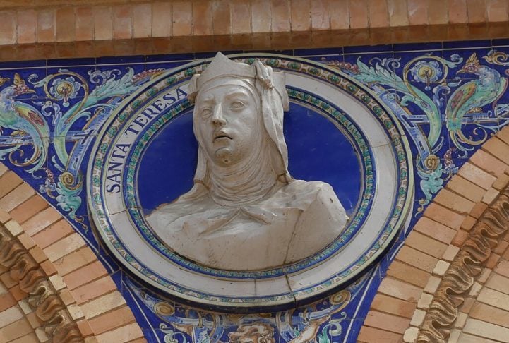 Santa Teresa de Jesus nasceu em Ávila, na Espanha, em 1515. Mandada para o internato na adolescência, seguiu a vida religiosa e sofreu com uma grave doença, chegando a ser dada como morta. Ela fez uma série de reformas na Espanha, escreveu obras e teve visões. 