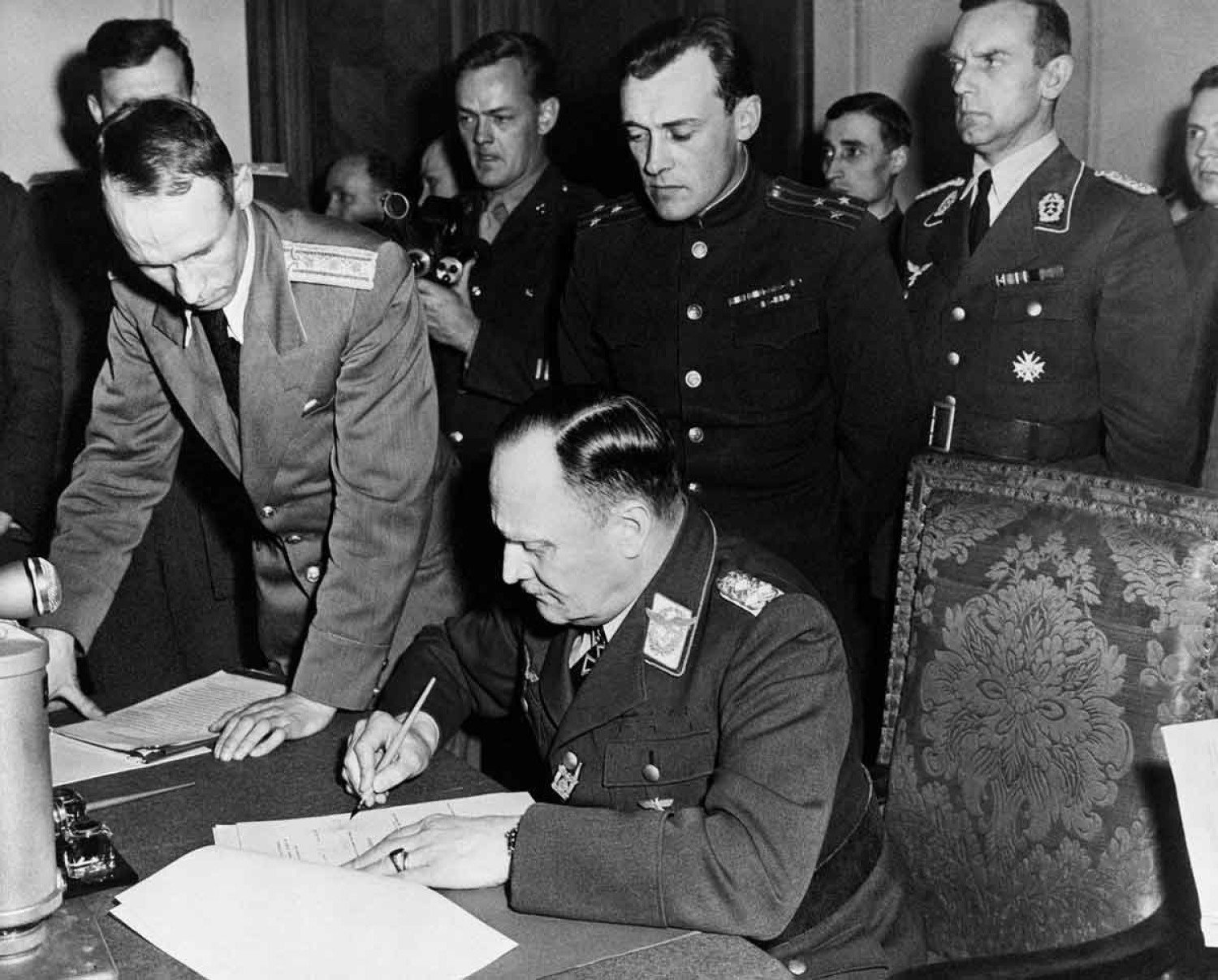 O general alemão Stumpff, um dos representantes do Alto Comando Alemão, assina  o ato definitivo de rendição alemã no quartel-general das forças soviéticas em Berlim
