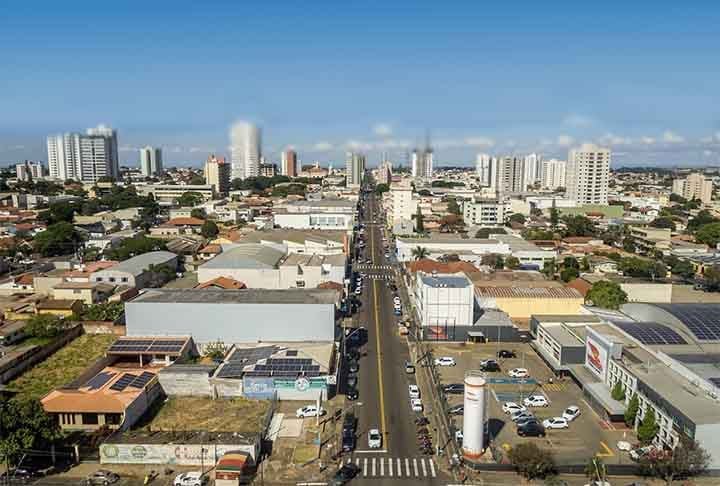 15ª – Arapongas (PR) -  A população da cidade gira em torno de 119.138 pessoas, segundo o Censo de 2022, o que representa um aumento de 14,39% em comparação com o de 2010. Graças à força da indústria, do comércio e da qualidade dos serviços, o município, que tem mais de 120 mil habitantes, é um dos que mais se desenvolve no Paraná.