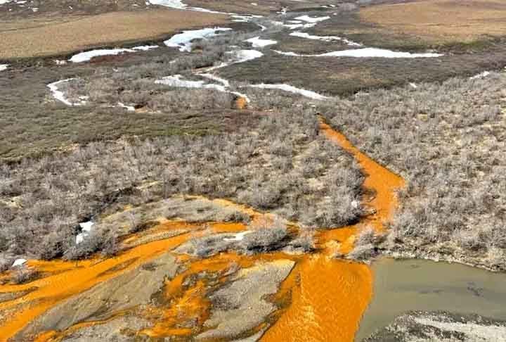 Um caso que teve grande repercussão é do Rio Salmon, no Parque Nacional do Vale de Kobuk, que ganhou esse tom alaranjado sem motivo aparente.