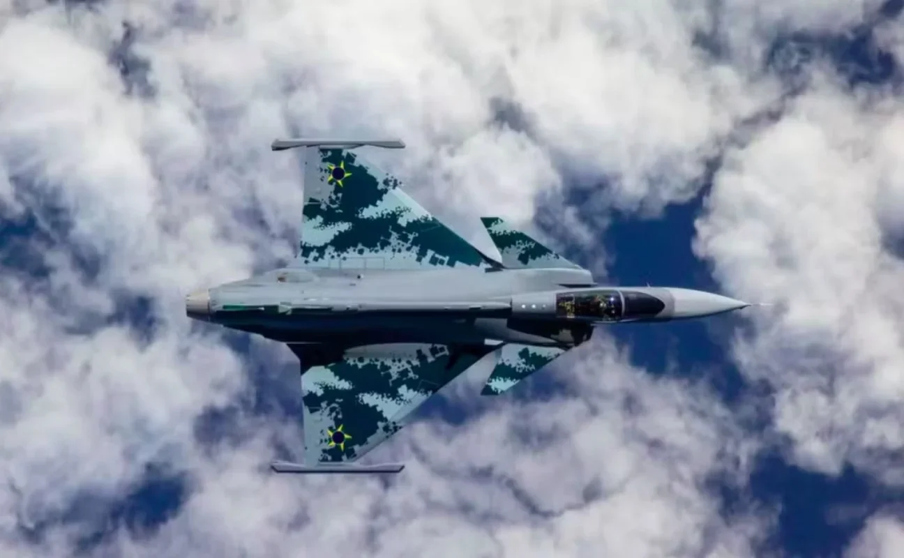 Após 16 anos de desenvolvimento, o avião fabricado pela empresa sueca "Saab" será incorporado ao 1º Grupo de Defesa Aérea, o esquadrão responsável por introduzir o modelo no Brasil.