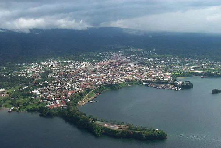 Guiné Equatorial - O país pertencia à Espanha até 1968, quando conseguiu sua libertação. É que, após a colonização portuguesa, as ilhas foram cedidas à Espanha em 1778. O país tem 3 idiomas oficiais: português, espanhol e francês. 