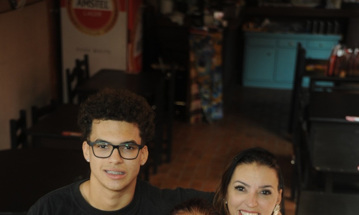 Atualmente, Edy Lamar e Cris trabalham junto com João Fernando, filho de Cris, no Sinhá Erozitha Atualmente, Edy Lamar e Cris trabalham junto com João Fernando, filho de Cris, no Sinhá Erozitha