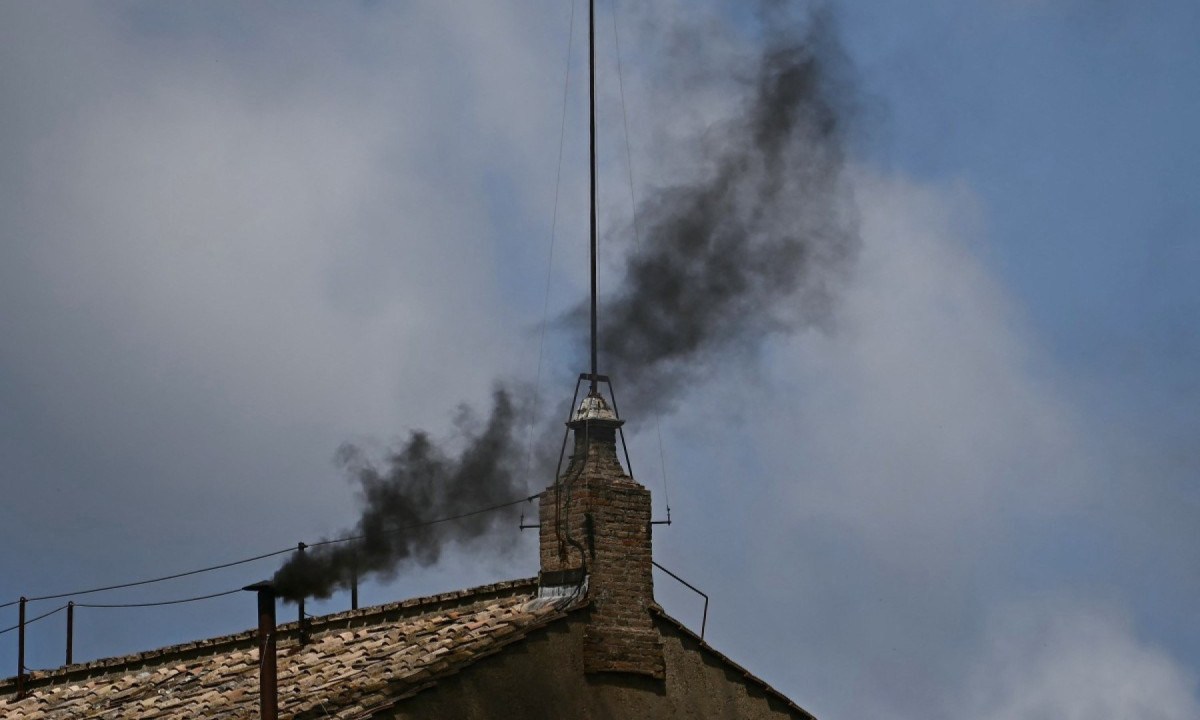Fumaça preta sai da chaminé da Capela Sistina pela segunda vez, sinalizando que os cardeais ainda não conseguiram eleger novo papa no conclave
       -  (crédito: Filippo MONTEFORTE / AFP)