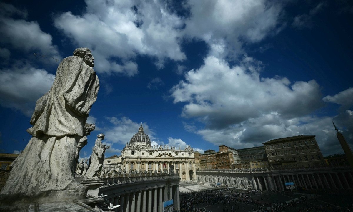 Vista geral da Basílica de São Pedro e da Praça de São Pedro no segundo dia do conclave, no Vaticano, em 8 de maio de 2025 -  (crédito: Filippo MONTEFORTE / AFP)