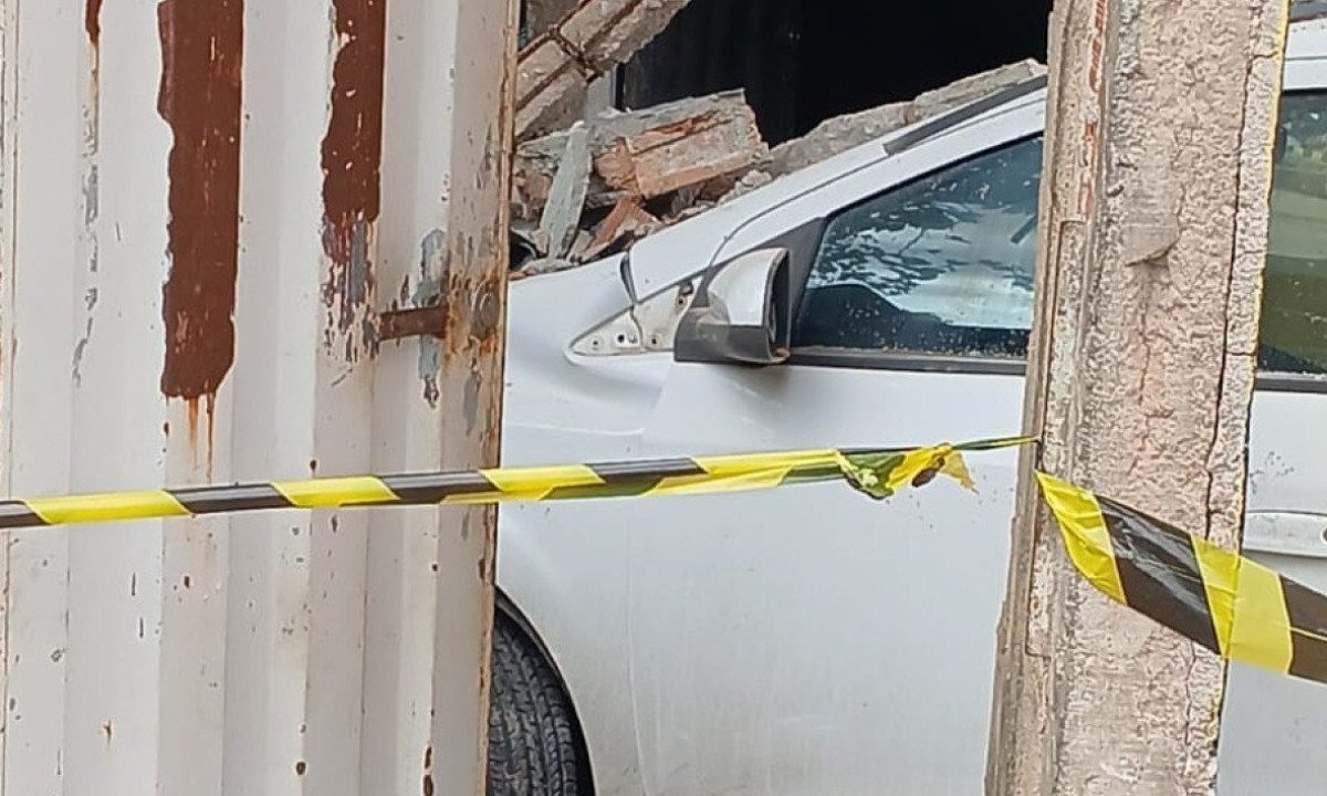 Carro invadiu casa e danificou muro, portão, motocicleta, televisão e outros objetos -  (crédito: PMMG/Reprodução)