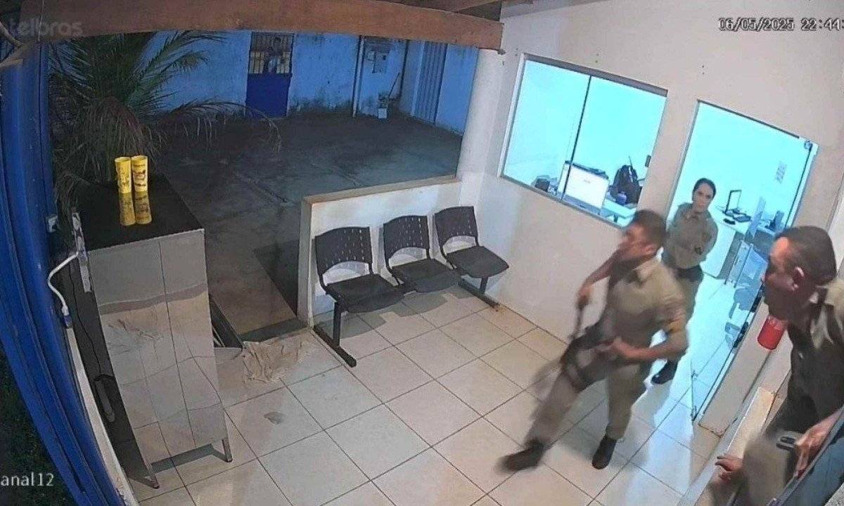 Vídeo mostra o momento que os policiais vão correndo em direção ao portão do batalhão para socorrer recém-nascido engasgado -  (crédito: PMMG/Divulgação)