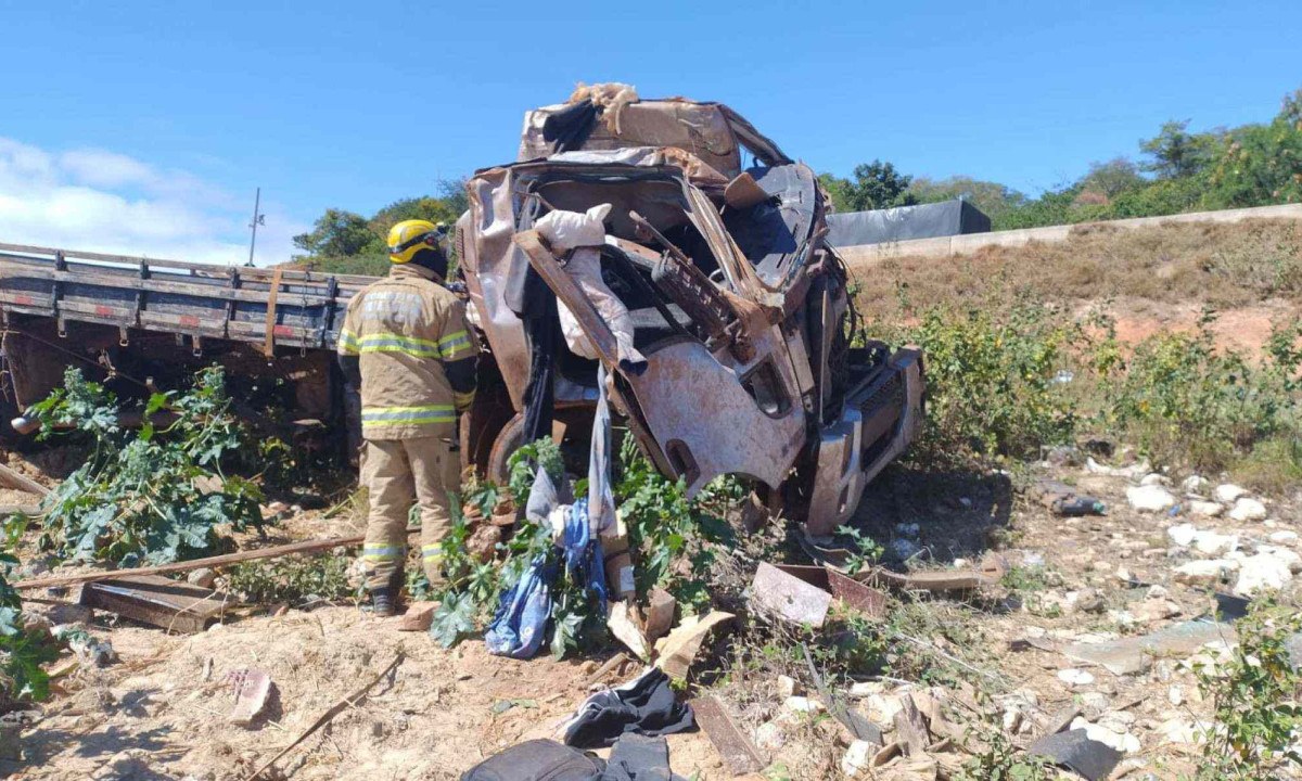 Caminhão carregado de melancias tombou depois do impacto com um veículo de eio -  (crédito: CBMMG)