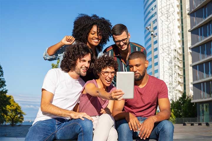 Essa situação soa contraditória, pois a geração Z tem um recurso que seus pais e avós não dispunham: o a canais na internet repletos de tutoriais para tarefas simples do cotidiano.

