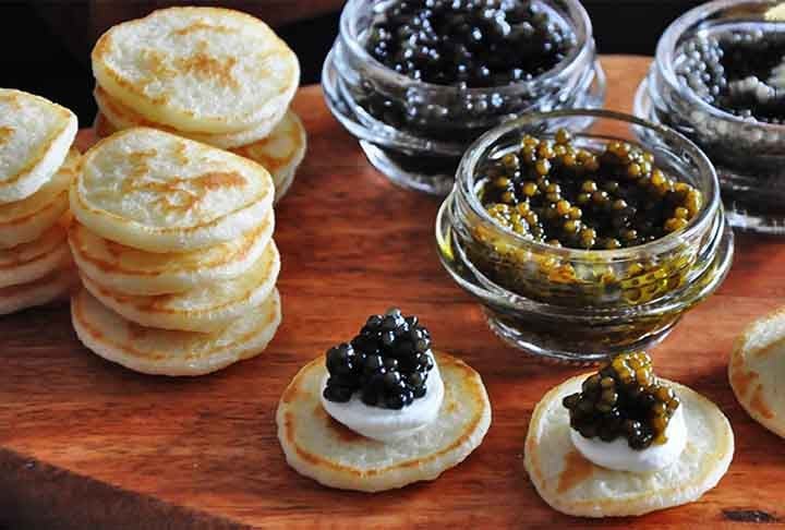 As panquecas russas, ou Blini, são finas e pequenas, tradicionalmente feitas com uma mistura de trigo e centeio, muitas vezes fermentada. São servidas com manteiga, caviar, smetana (creme azedo) ou mel. Blini têm uma textura mais densa e sabor levemente azedo devido à fermentação.