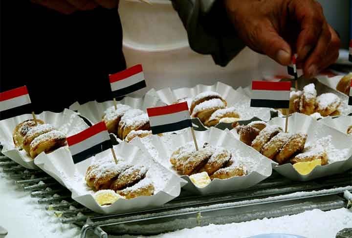 As Poffertjes são pequenas panquecas holandesas, macias e fofas, preparadas com fermento e leite. Servidas em porções pequenas, são polvilhadas com açúcar de confeiteiro e frequentemente acompanhadas de manteiga derretida. Elas são perfeitas como lanche ou sobremesa em festivais e feiras.