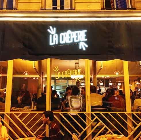 Os crepes são um ícone da gastronomia francesa, refletindo a tradição e a simplicidade da culinária do país. Eles representam versatilidade, podendo ser preparados tanto de forma doce quanto salgada. Sua popularidade transcende fronteiras, sendo apreciados mundialmente em diversas variações regionais.
