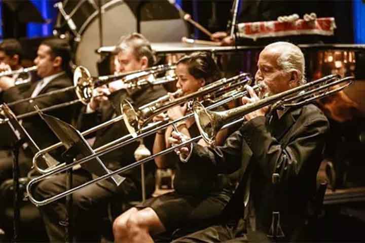 Trombone: Usa vara deslizante para alterar as notas, com som poderoso e versátil. Surgiu na Idade Média como "sacabuche" e foi padronizado na Itália no século XV. Destaca-se por sua sonoridade dramática e solos expressivos.