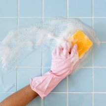 Como limpar o banheiro: 10 truques caseiros para deixá-lo brilhando - Freepik