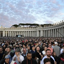 Cardeais voltam à Capela Sistina para nova rodada de votações do conclave
