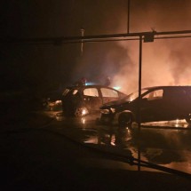 Incêndio destrói quatro veículos em oficina de Juiz de Fora - Reprodução/CBMMG