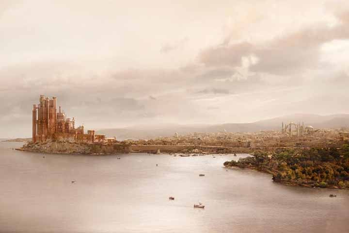 O Porto Real é a capital dos Sete Reinos de "Game of Thrones". Está localizado na costa leste de Westeros, de frente à Baía da Água Negra. A cidade murada está localizada em terras altas ao norte na delta de um rio que deságua em uma baía de mesmo nome, Blackwater.