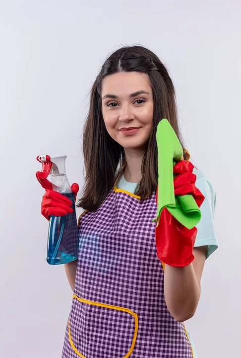 Uma boa solução caseira é uma mistura de 250 ml de água e 250 ml de vinagre branco. Coloque em um borrifador, retire as vestimentas do armário e e o líquido com um pano limpo. 