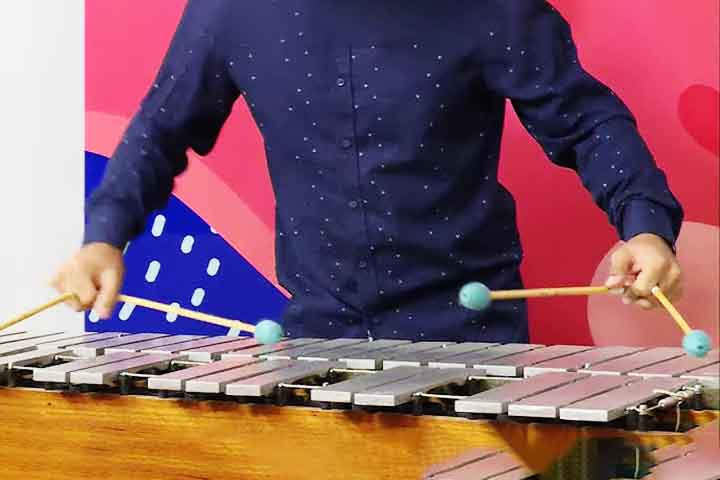 Glockenspiel: Teclas metÃ¡licas tocadas com baquetas, emitindo som brilhante e agudo. Inspirado em sinos e desenvolvido na Alemanha no sÃ©culo XVIII. Complementa melodias com brilho cristalino