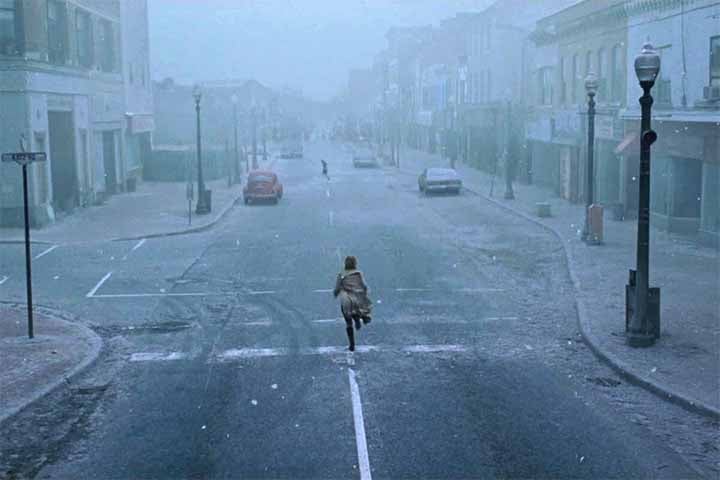 Silent Hill Ã© uma misteriosa cidade rural localizada na Nova Inglaterra (no estado americano de Maine). Ã? considerada um arquÃ©tipo das cidades turÃ­sticas do estado. Ao longo da sÃ©rie, Ã© mostrada sendo "tudo, menos comum". Suas principais indÃºstrias sÃ£o o turismo e, em menor escala, a agricultura.