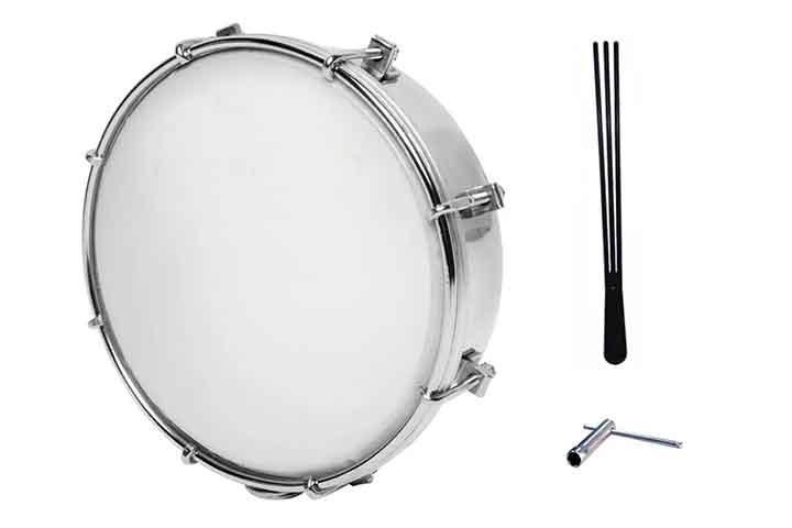 Tamborim: Pequeno tambor de mÃ£o com som seco e rÃ­tmico. Originado na Ãsia e popularizado no Brasil com o samba. Acentua ritmos leves e danÃ§antes na orquestra.

