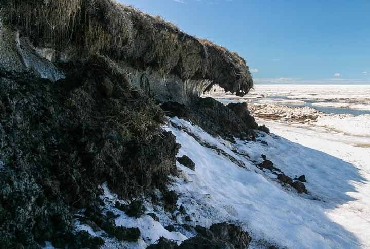 Os cientistas acreditam que o aumento das temperaturas no Alasca tenha causado o degelo do solo que normalmente é congelado, chamado de "permafrost". 