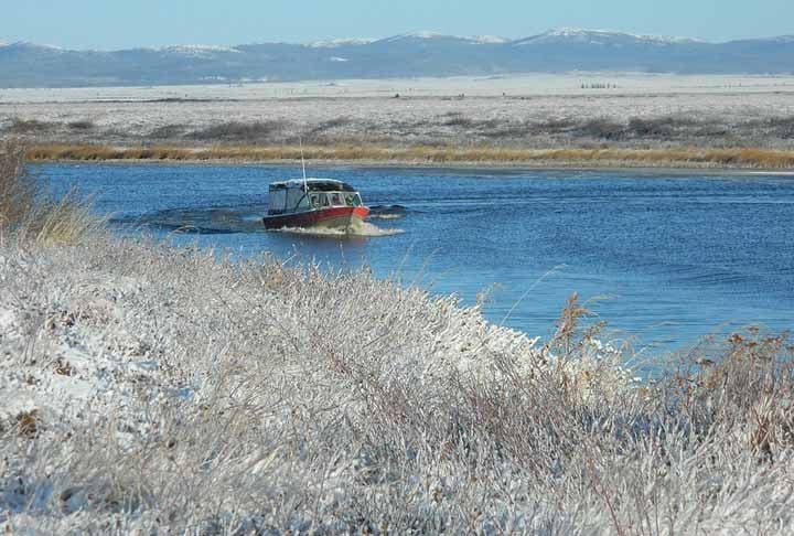 Também existe a teoria de que o descongelamento do solo permafrost sob uma zona úmida faz com que bactérias reduzam o ferro oxidado.