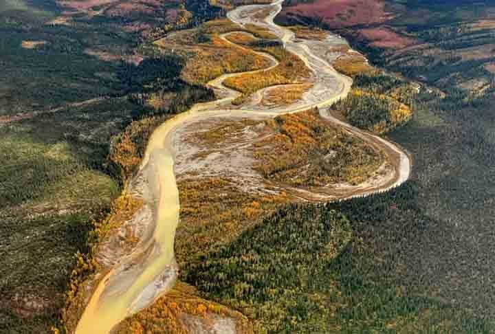 Assim, o ferro reduzido, que é solúvel em água, seria transportado de forma subterrânea para o riacho, causando o efeito laranja. 