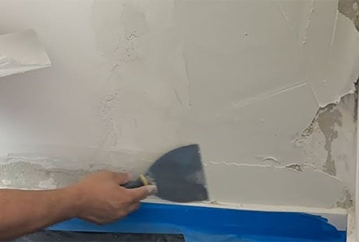 Outro o essencial é selar fendas e rachaduras. Não utilize silicone, pois também é um item que pode ser consumido pelas traças. O ideal é o uso de cimento ou massa própria para vedação. 
