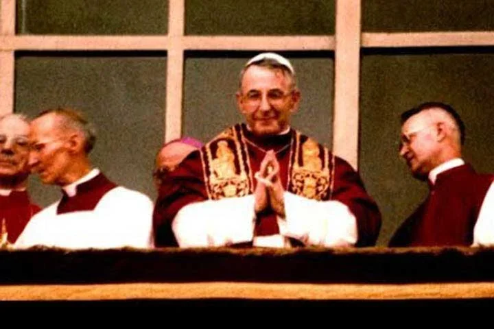 As regras vigentes no conclave, como a composiÃ§Ã£o do colÃ©gio eleitoral, foram definidas durante o pontificado de Paulo VI, em 21 de novembro de 1970. 