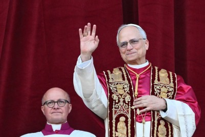  Newly elected Pope Leo XIV, Robert Prevost arrives on the main central loggia balcony of the St Peter's Basilica for the first time, after the cardinals ended the conclave, in The Vatican, on May 8, 2025. Robert Francis Prevost was on Thursday elected the first pope from the United States, the Vatican announced. A moderate who was close to Pope Francis and spent years as a missionary in Peru, he becomes the Catholic Church's 267th pontiff, taking the papal name Leo XIV. (Photo by Alberto PIZZOLI / AFP)
       -  (crédito:  AFP)