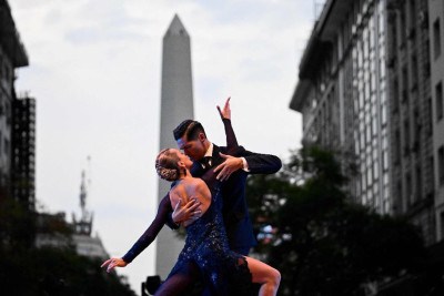 Show de tango não mais acessível. Escalada de preços eliminou a sensação de "luxo acessível" que atraía brasileiros -  (crédito: Luis Robayo/AFP)