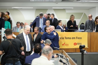 Simões na FFO, cercado por oposição e situação, vice-governador apresentou propostas de ingresso de Minas Gerais no Propag -  (crédito: Luiz Santana/ALMG)