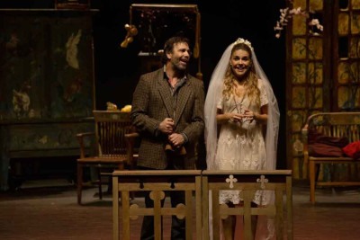 Os atores Marcelo Faria e Paloma Bernardi vivem o casal que se adora, mas vive às turras em "O cravo e a rosa", peça inspirada em "A megera domada", de Shakespeare
 -  (crédito: Enio Philot/divulgação)