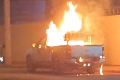Vídeo: Veículo que aplicava fumacê em Uberlândia pega fogo -  (crédito: Reprodução/Redes Sociais)