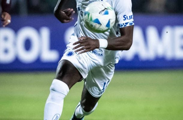 BOLASIE - Foi participativo, mas pouco efetivo. Perdeu muitas bolas, errou muitos passes e não criou nenhuma grande chance. Pelo menos tentou. NOTA: 5,0 - Foto: Gustavo Aleixo / Cruzeiro