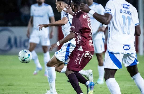 EDUARDO - Não brilhou, mas teve papel decisivo e participou da jogada do gol do Cruzeiro. No lance, recebeu dentro da área e finaliza forte, mas o goleiro defende. No rebote, Lautaro Díaz aproveitou. NOTA: 5,5 - Foto: Gustavo Aleixo / Cruzeiro