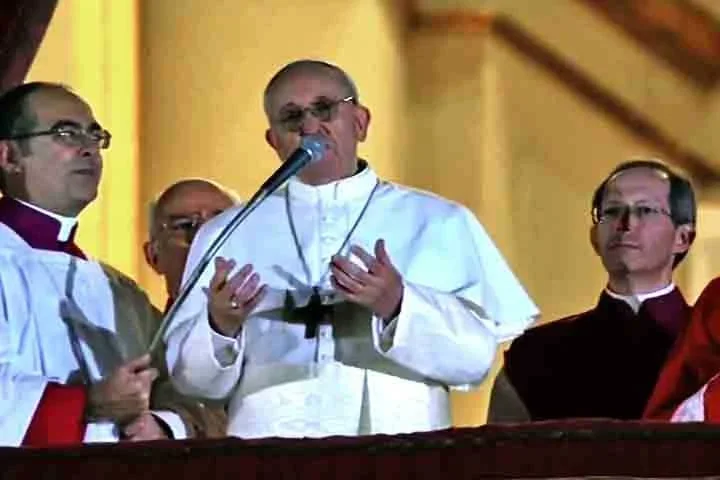 Ele ocorre quando um papa morre - como na sucessão de João Paulo II para Bento XVI - ou renuncia - a exemplo da última mudança, com Bento XVI dando lugar a Francisco.
