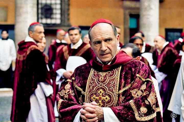 Na trama, o cardel Lawrence, vivido por Ralph Fiennes (“O Jardineiro Fiel” e “O Paciente Inglês”), é quem conduz o conclave para a escolha do novo pontífice após a morte súbita do então líder mundial da Igreja Católica.
