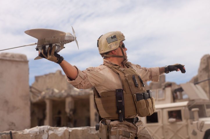 Empresas militares dos Estados Unidos, como a AeroVironment, comercializaram recentemente munições de espera semelhantes que contêm uma carga explosiva. 
