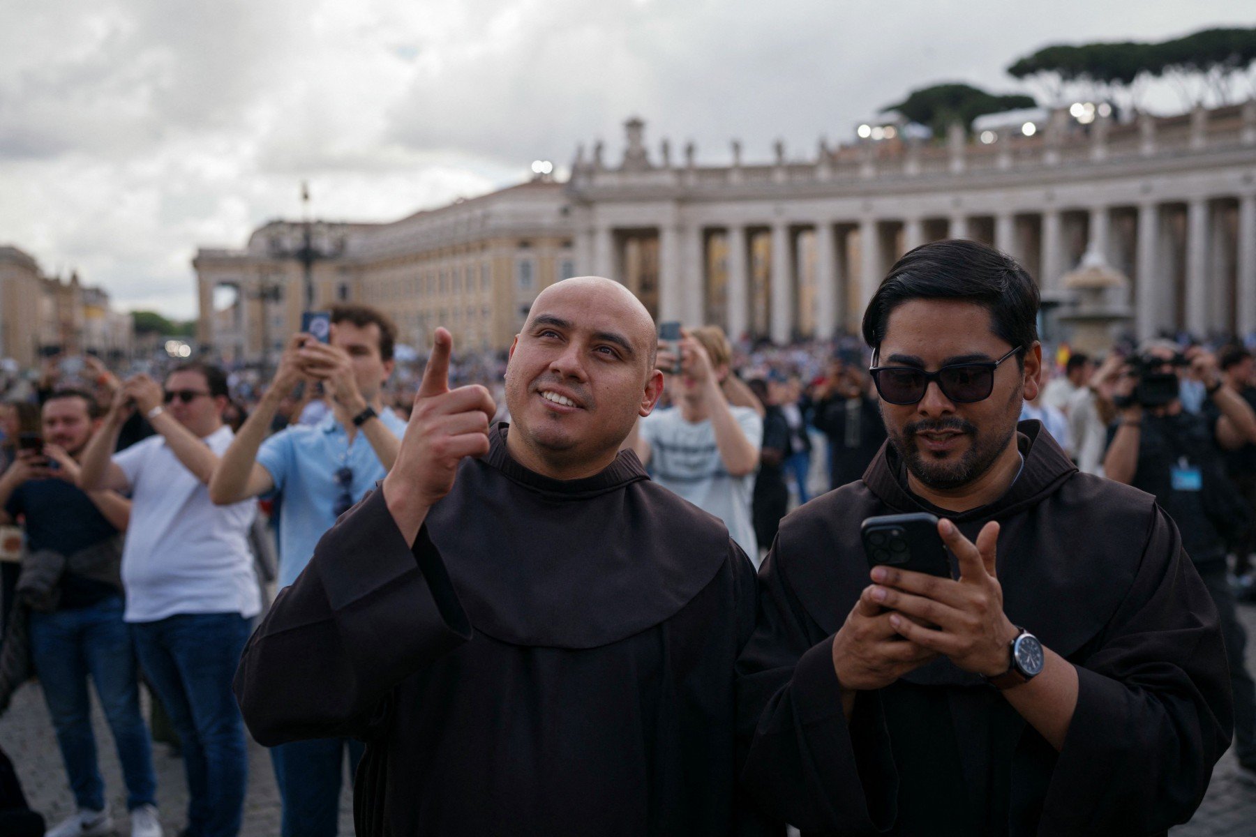 Fi&eacute;is esperavam a escolha do novo papa na Pra&ccedil;a de S&atilde;o Pedro  
      