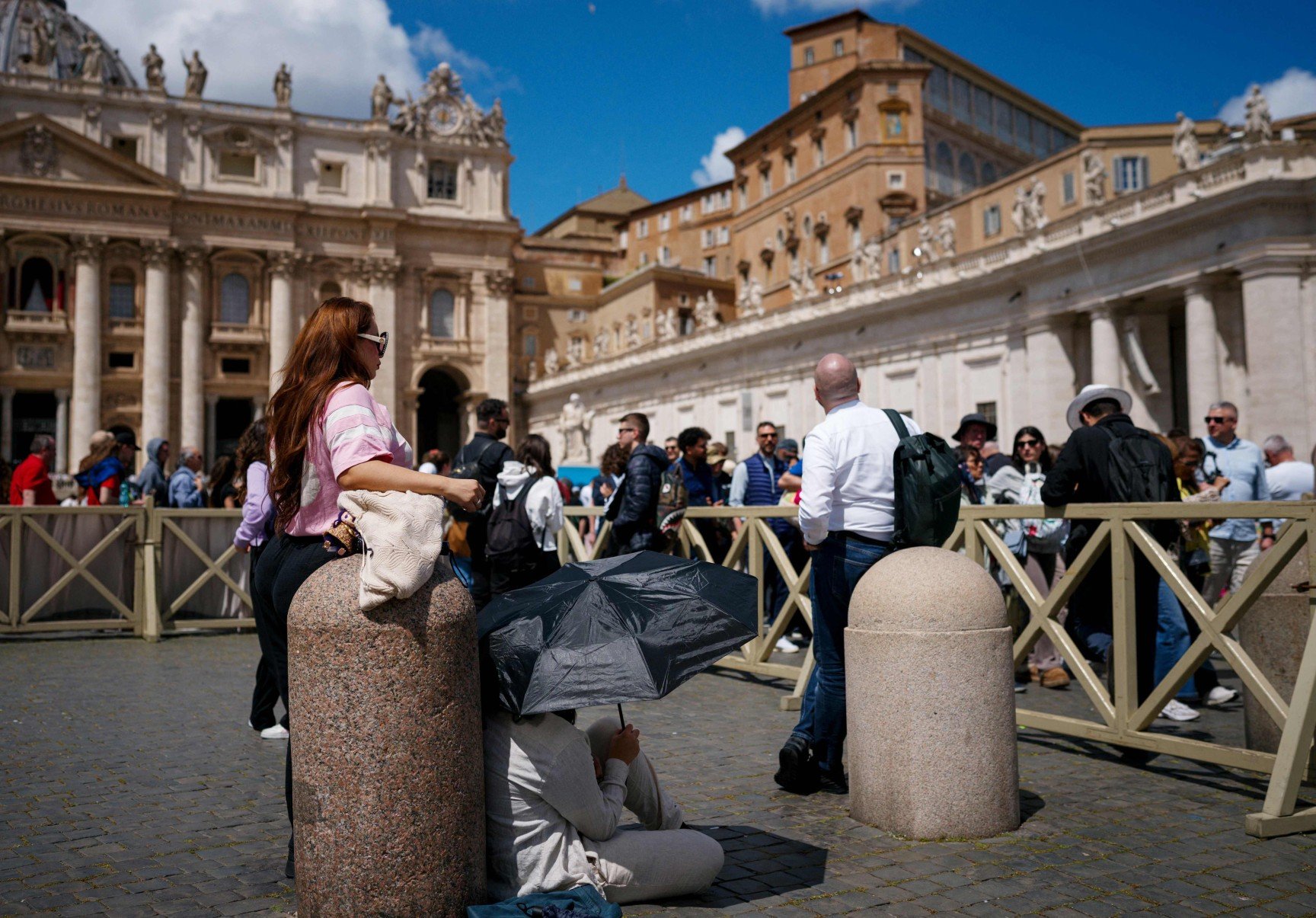 Fi&eacute;is esperavam a escolha do novo papa na Pra&ccedil;a de S&atilde;o Pedro 
      