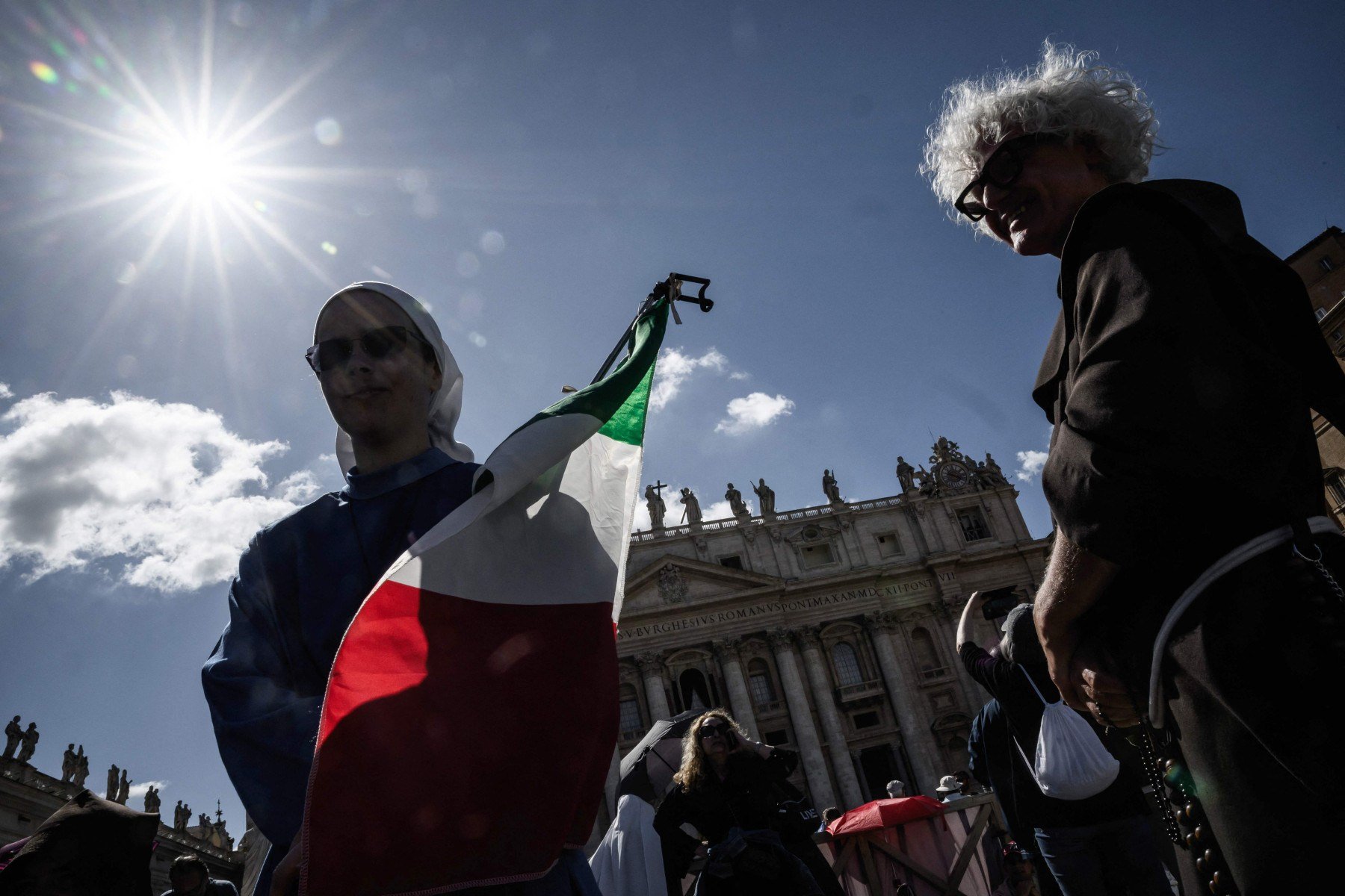 Fiéis com bandeira da Itália estavam entre os presentes na praça 
      