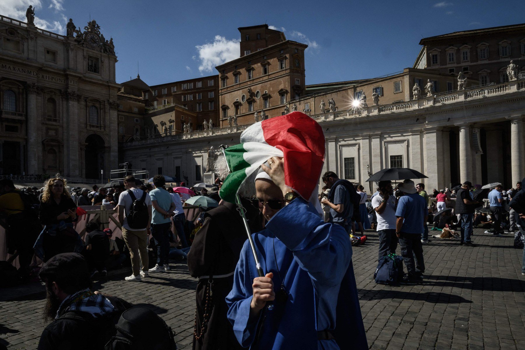 Fiéis com bandeira da Itália estavam entre os presentes na praça
      