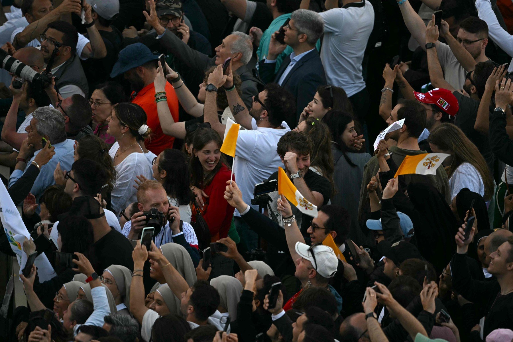 Fiéis comemoram a fumaça branca que anuncia a escolha do novo papa