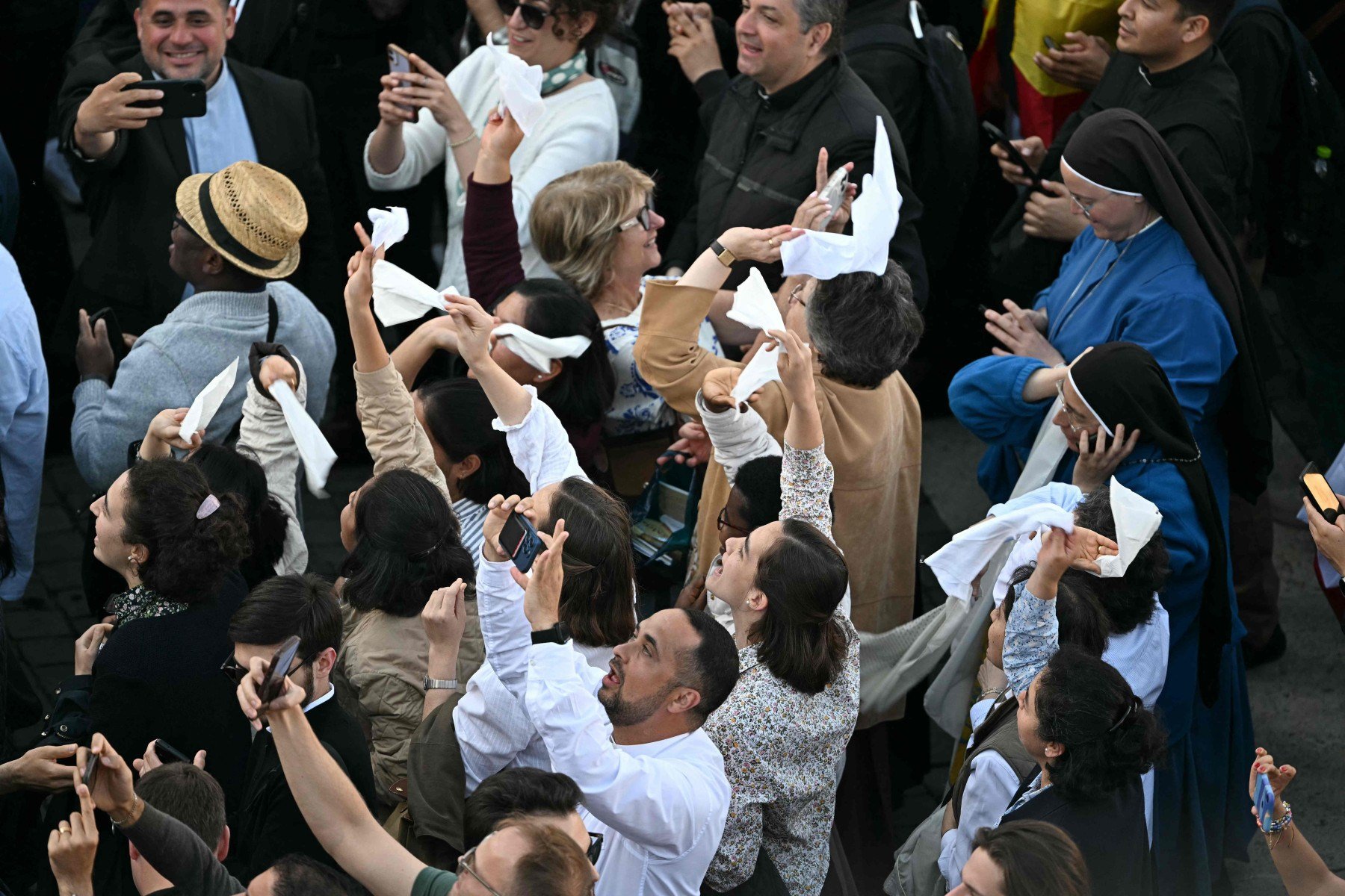 Fiéis comemoram a fumaça branca que anuncia a escolha do novo papa