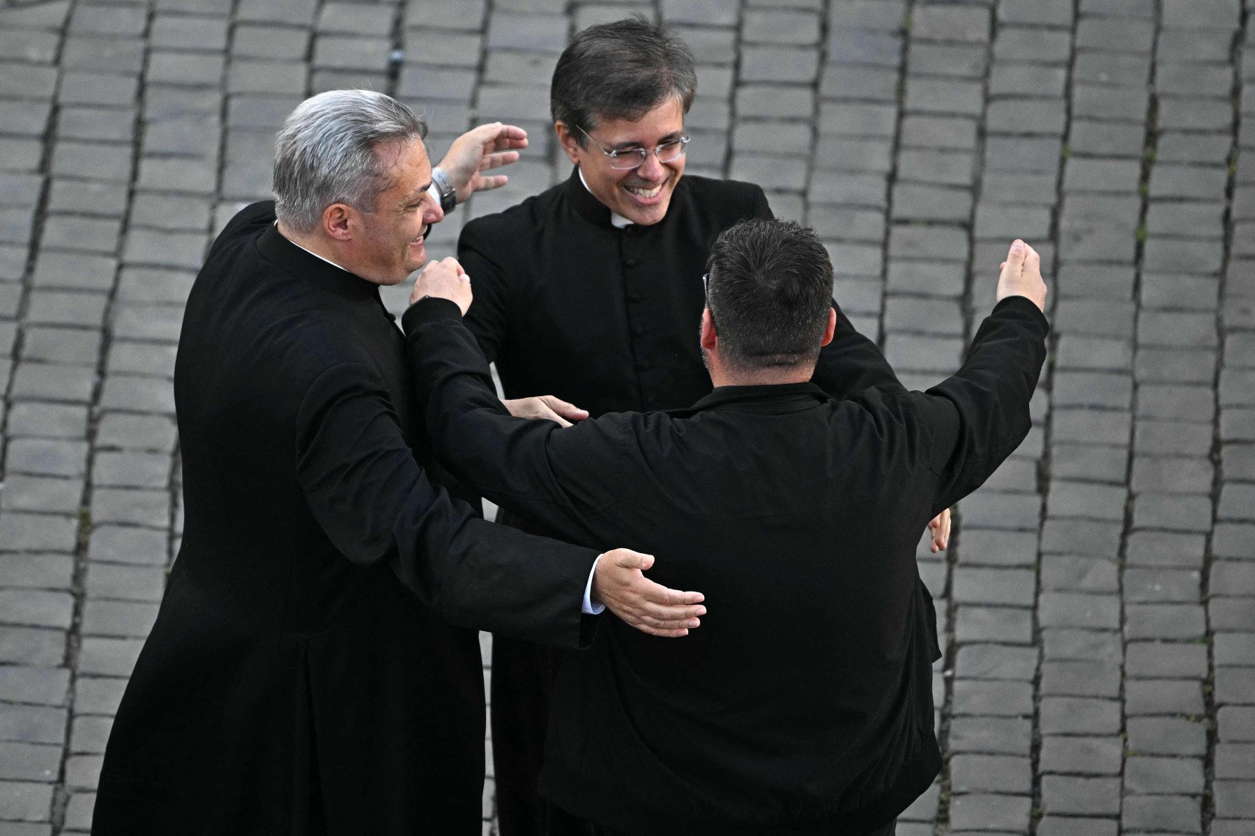 Padres comemoram a escolha do novo papa na Pra&ccedil;a de S&atilde;o Pedro 
      