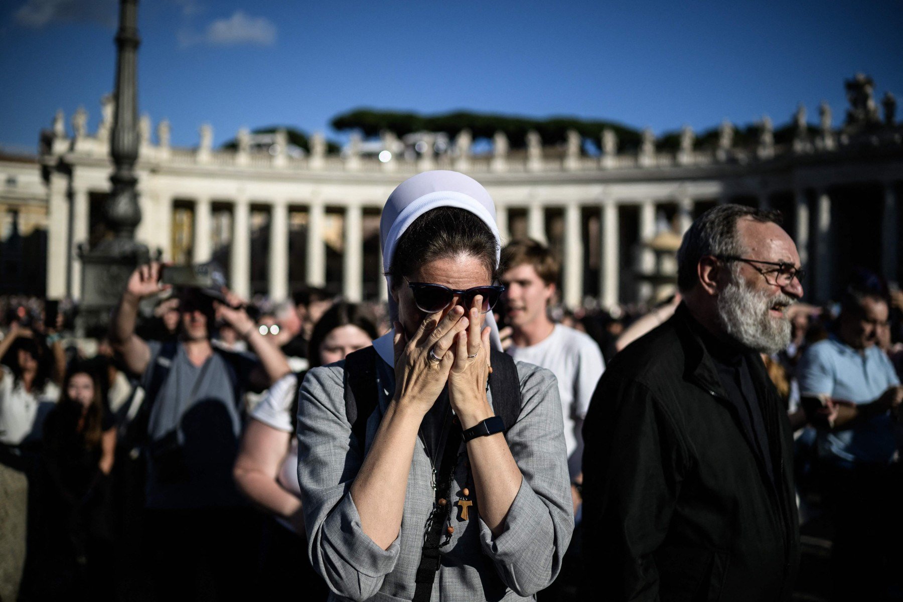  Freira reza na Pra&ccedil;a de S&atilde;o Pedro durante o conclave 
      