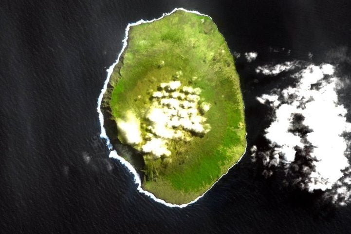 A Ilha Amsterdã é uma pequena ilha vulcânica localizada no sul do Oceano Índico, pertencente às Terras Austrais e Antárticas Francesas.