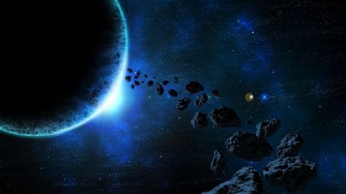 Asteroides são corpos rochosos e metálicos que orbitam o Sol, principalmente no Cinturão de Asteroides, localizado entre Marte e Júpiter.